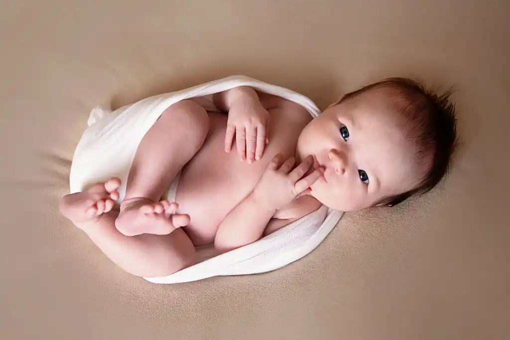 bébé emmailloté